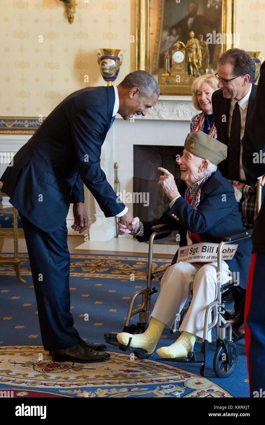 Stati Uniti Il presidente Barack Obama incontra con Bill Mohr, la seconda più antica living World War II veteran, dopo una giornata di veterani colazione all Ufficio Ovale della Casa Bianca Novembre 11, 2016 a Washington, DC. Foto Stock