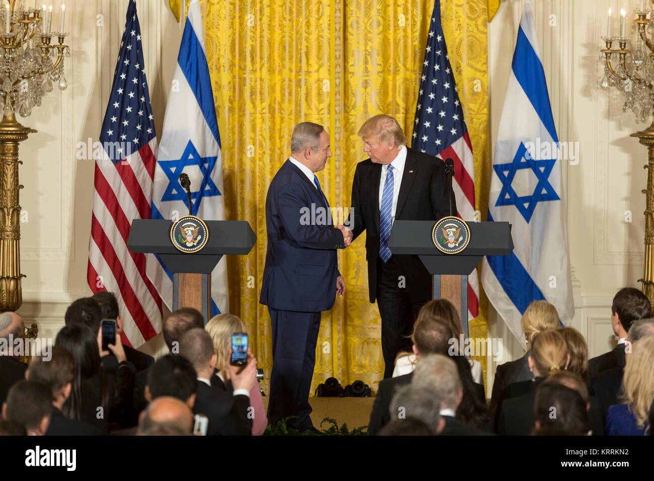 Il Primo Ministro israeliano Benjamin Netanyahu (sinistra) e U.S. Presidente Donald Trump di tenere una conferenza stampa congiunta alla Casa Bianca Sala Est Febbraio 15, 2017 a Washington, DC. Foto Stock