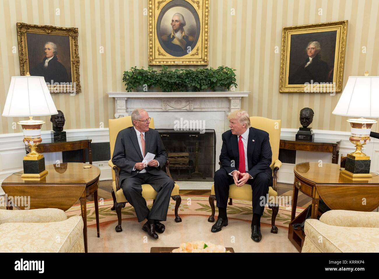 Presidente peruviano Pero Kuczynski (sinistra) soddisfa con U.S. Presidente Donald Trump all Ufficio Ovale della Casa Bianca Febbraio 24, 2017 a Washington, DC. Foto Stock