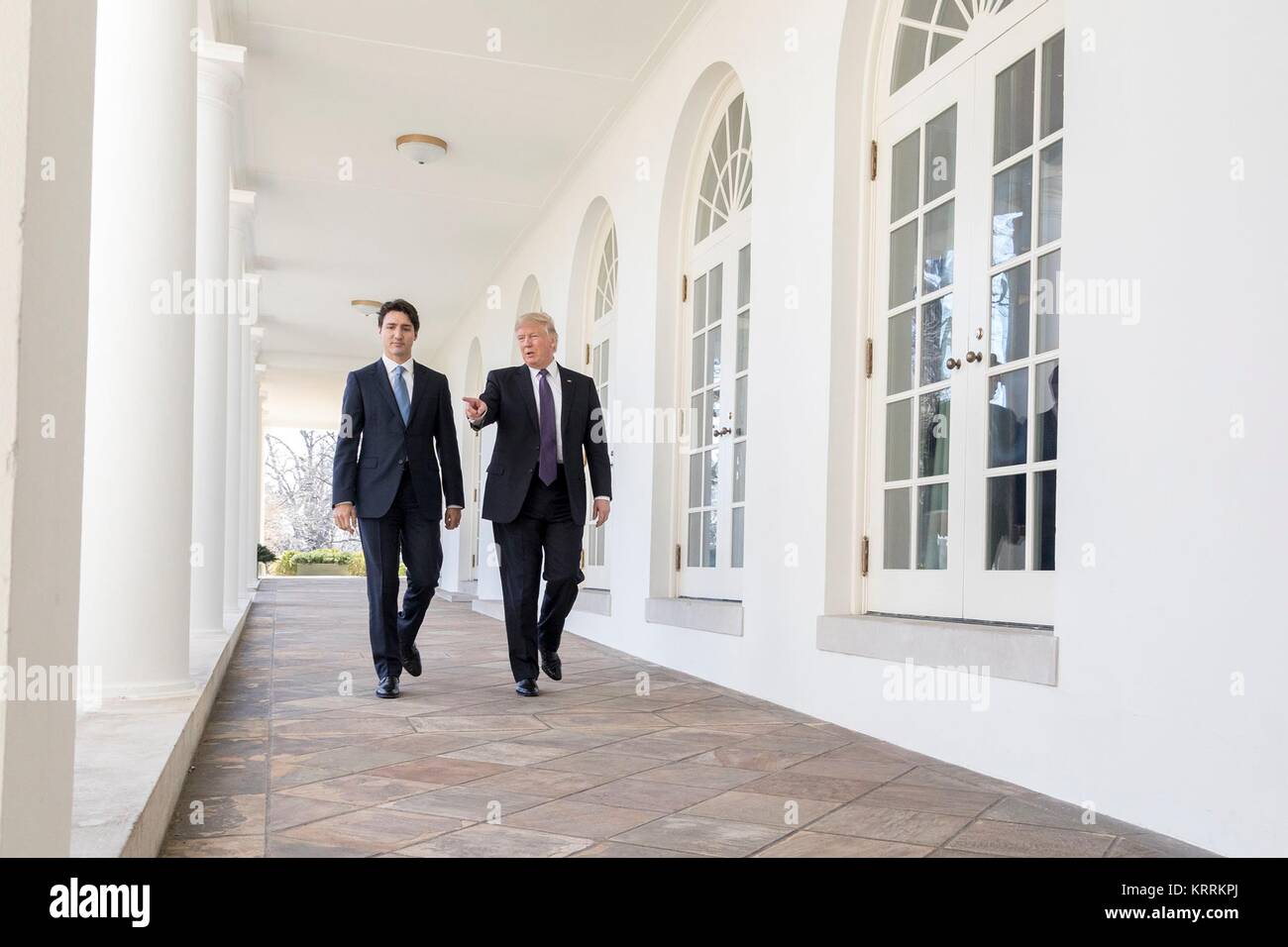 Il primo ministro canadese Justin Trudeau (sinistra) e U.S. Presidente Donald Trump a piedi lungo il White House Colonnade Febbraio 13, 2017 a Washington, DC. Foto Stock