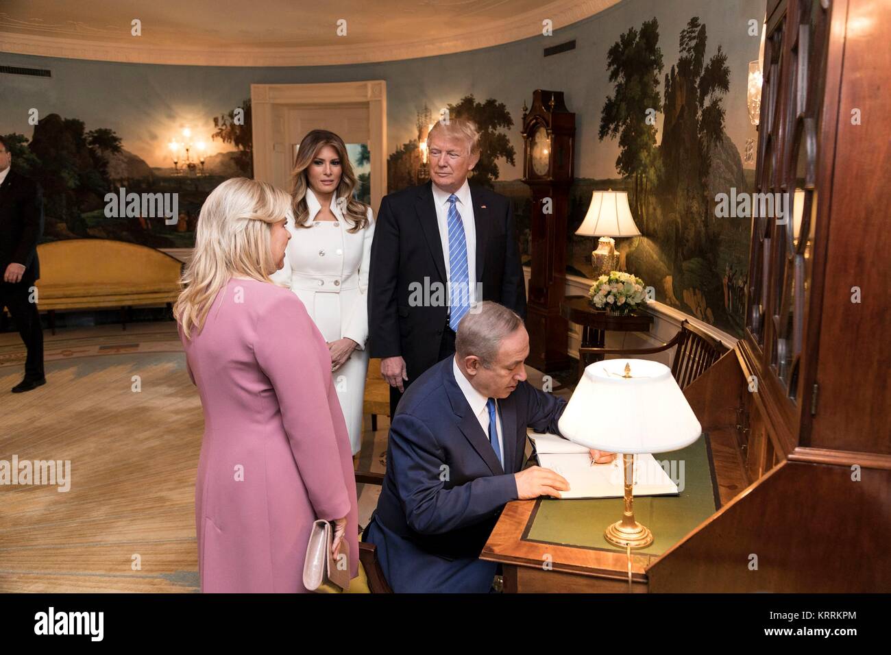 Stati Uniti Presidente Donald Trump e la First Lady Melania Trump accompagnare il Primo Ministro israeliano Benjamin Netanyahu e la moglie Sara Netanyahu come loro di firmare il libro degli ospiti della Casa Bianca diplomatica sala reception Febbraio 15, 2017 a Washington, DC. Foto Stock