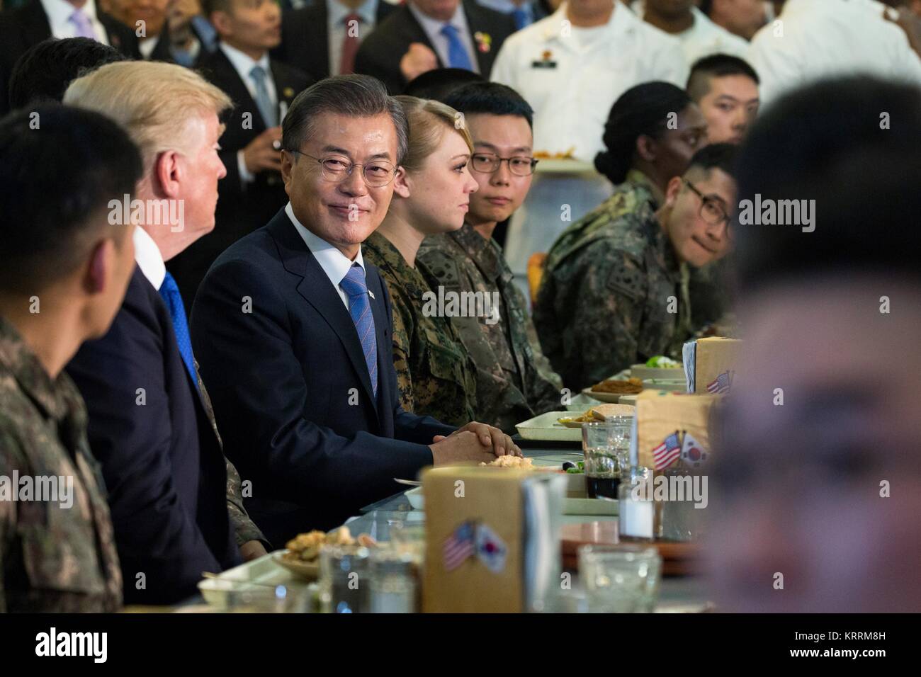 Stati Uniti Presidente Donald Trump (sinistra) e il Presidente sud coreano Moon Jae-in hanno il pranzo con Stati Uniti e della Corea del sud, soldati al Camp Humphreys Provider struttura pranzo Novembre 7, 2017 in Pyeongtaek, Repubblica di Corea. Foto Stock