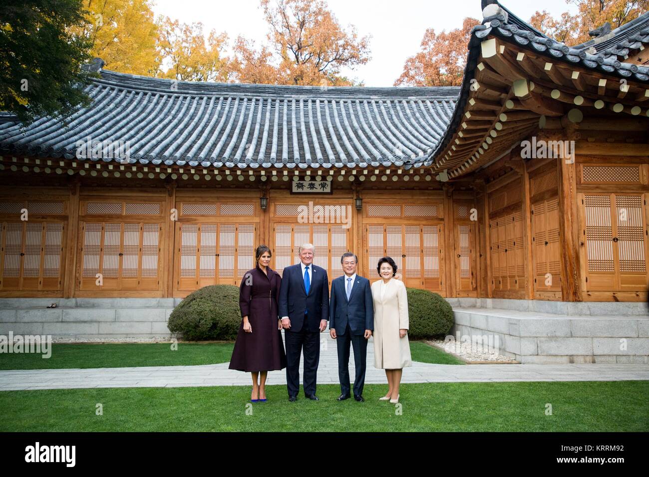Stati Uniti La First Lady Melania Trump, U.S. Presidente Donald Trump, presidente sud-coreano Moon Jae-in e la moglie Kim Jung-sook pongono di fronte al Sangchunjae Novembre 7, 2017 a Seul, Repubblica di Corea. Foto Stock