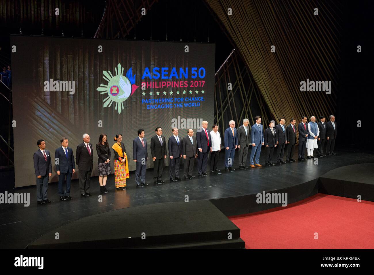 Stati Uniti Presidente Donald Trump pone durante il trentunesimo vertice ASEAN alla cerimonia di apertura per il Centro Culturale delle Filippine Novembre 13, 2017 a Manila nelle Filippine. Foto Stock
