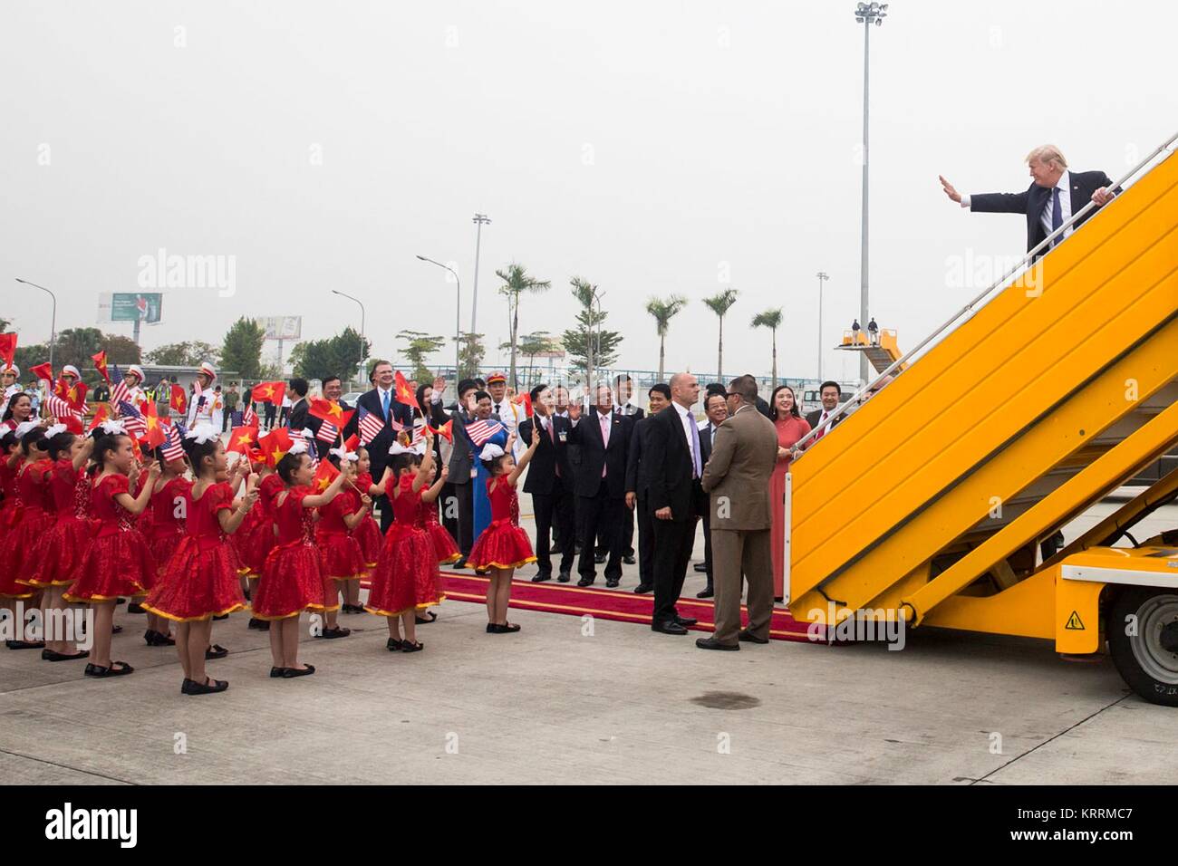 I bambini vietnamiti addio a U.S. Presidente Donald Trump come egli vive la Air Force One aeromobili presso l'Aeroporto Internazionale di Noi Bai Novembre 12, 2017 ad Hanoi, Vietnam. Foto Stock