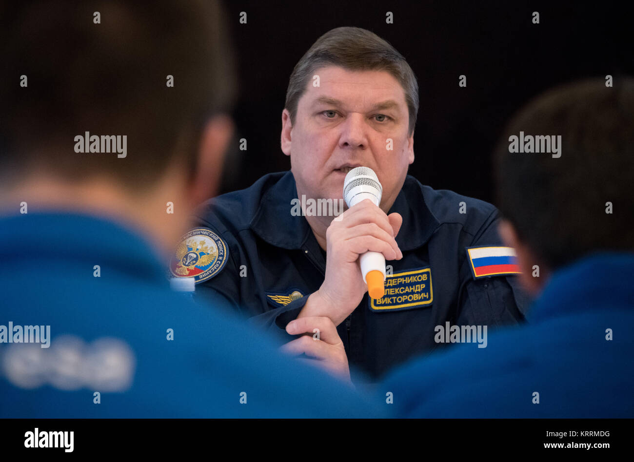 Agenzia federale russa per il trasporto aereo (Rosaviatsiya) Vice Direttore Alexander Vedernikov recensioni la prossima la NASA Stazione Spaziale Internazionale Expedition 53 Soyuz MS-05 navicella spaziale in atterraggio a il cosmonauta Hotel Dicembre 12, 2017 di Baikonur in Kazakhstan. Foto Stock