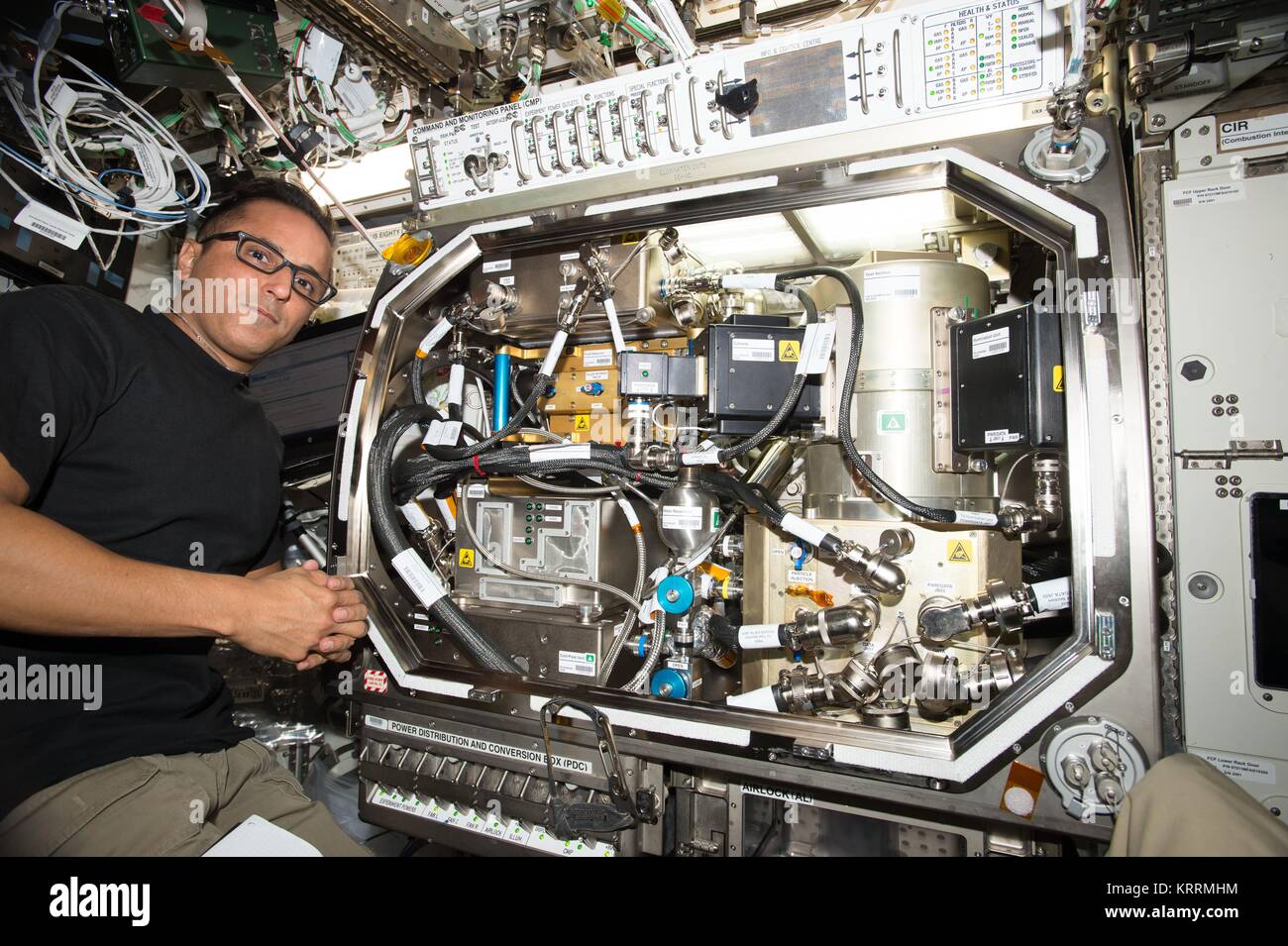 La NASA Stazione Spaziale Internazionale Expedition 53 il primo membro di equipaggio astronauta americano Joe Acaba opere su Zero serbatoio Boil-Off esperimento NEGLI STATI UNITI Destino Laboratory modulo Settembre 19, 2017 in orbita intorno alla terra. Foto Stock