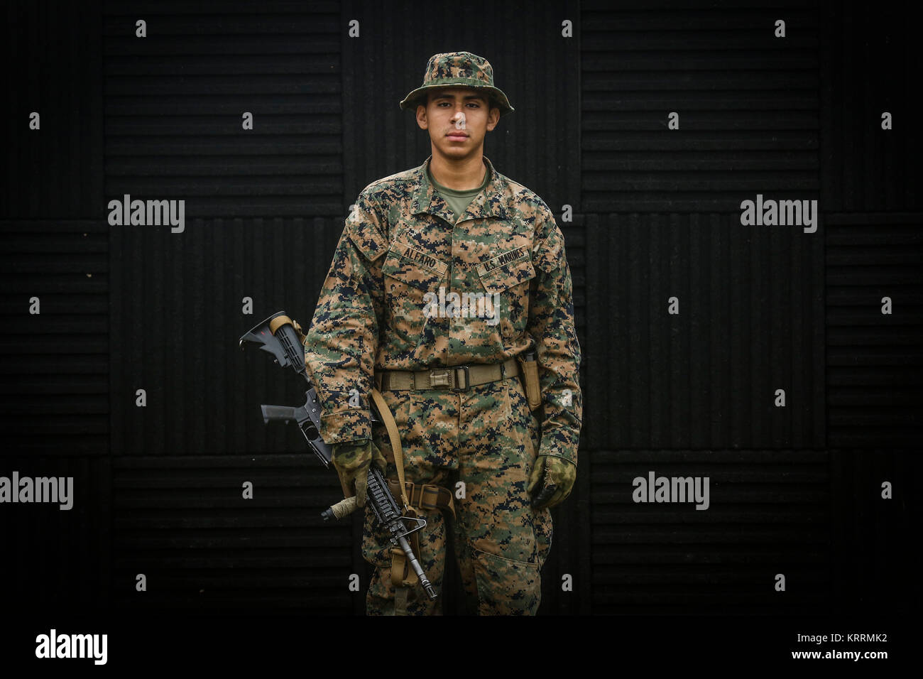 Un U.S. Marine Corps soldato stand per un ritratto con il suo fucile durante la divisione Marine Squad annuale concorso a Camp Hansen Dicembre 7, 2017 a Okinawa, Giappone. Foto Stock