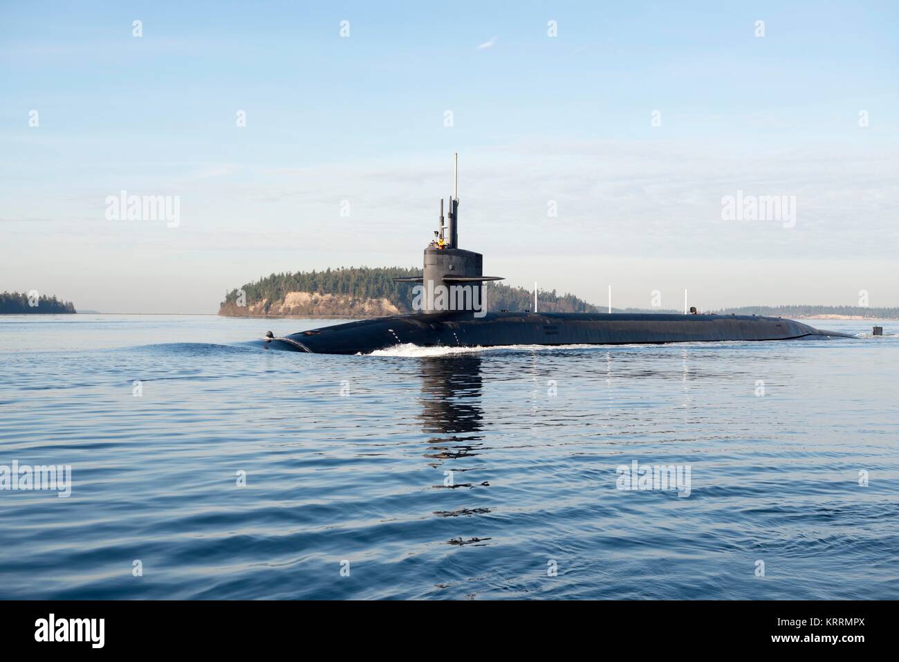 Gli Stati Uniti Navy Ohio-classe-balistico missile submarine USS Nevada transita il canale del cofano sulla strada per la Base Navale Kitsap-Bangor 12 Dicembre 2017 a Washington. Foto Stock