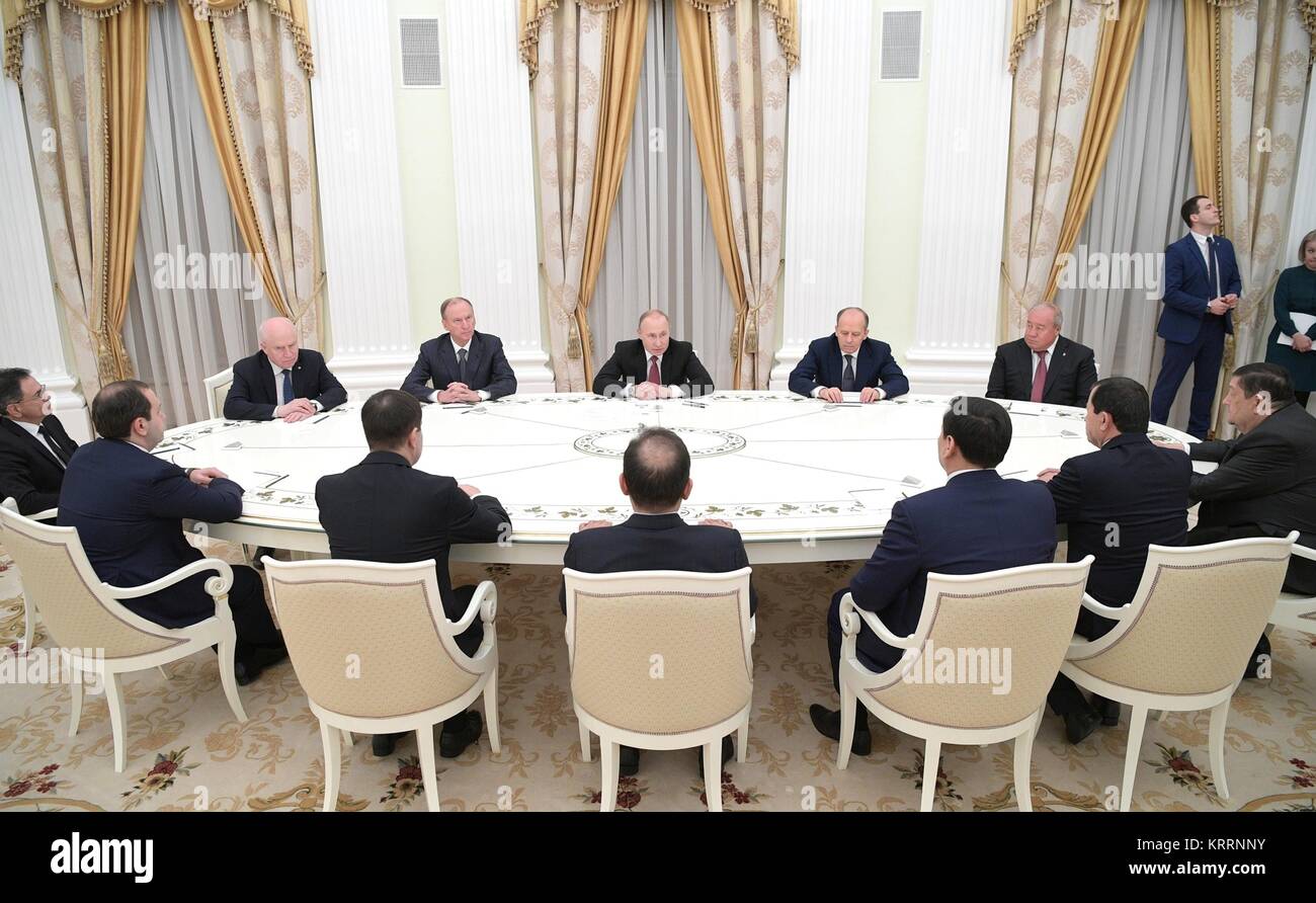Il presidente russo Vladimir Putin tiene una riunione con il Commonwealth degli Stati indipendenti di servizi di sicurezza presso il Cremlino Dicembre 19, 2017 a Mosca, in Russia. Foto Stock