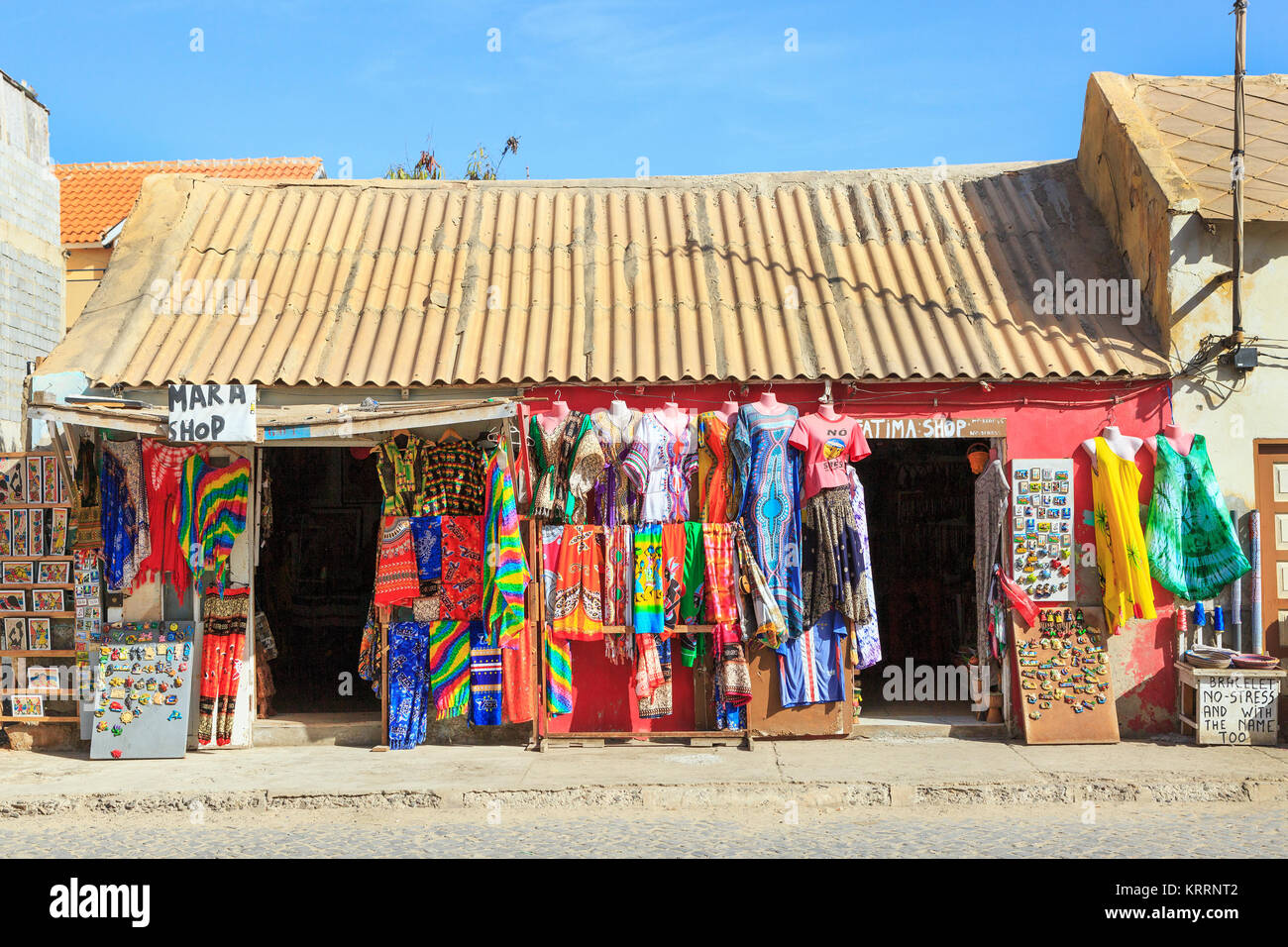 Esterno di un negozio di souvenir vendita di abbigliamento e di magneti per il frigo, Santa Maria, Isola di Sal, Salina, Capo Verde, Africa Foto Stock