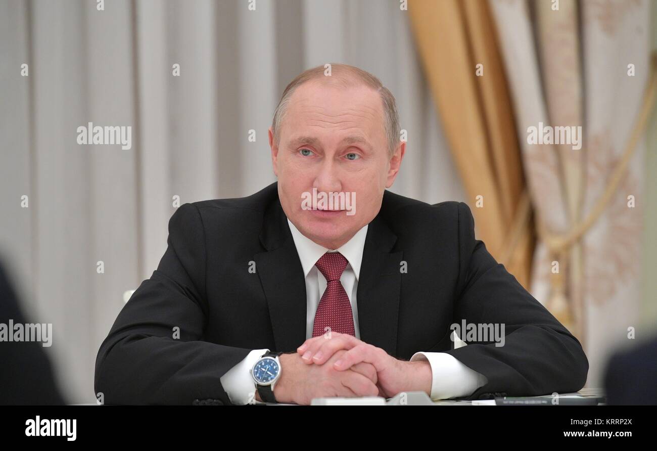 Il presidente russo Vladimir Putin tiene una riunione con il Commonwealth degli Stati indipendenti di servizi di sicurezza presso il Cremlino Dicembre 19, 2017 a Mosca, in Russia. Foto Stock