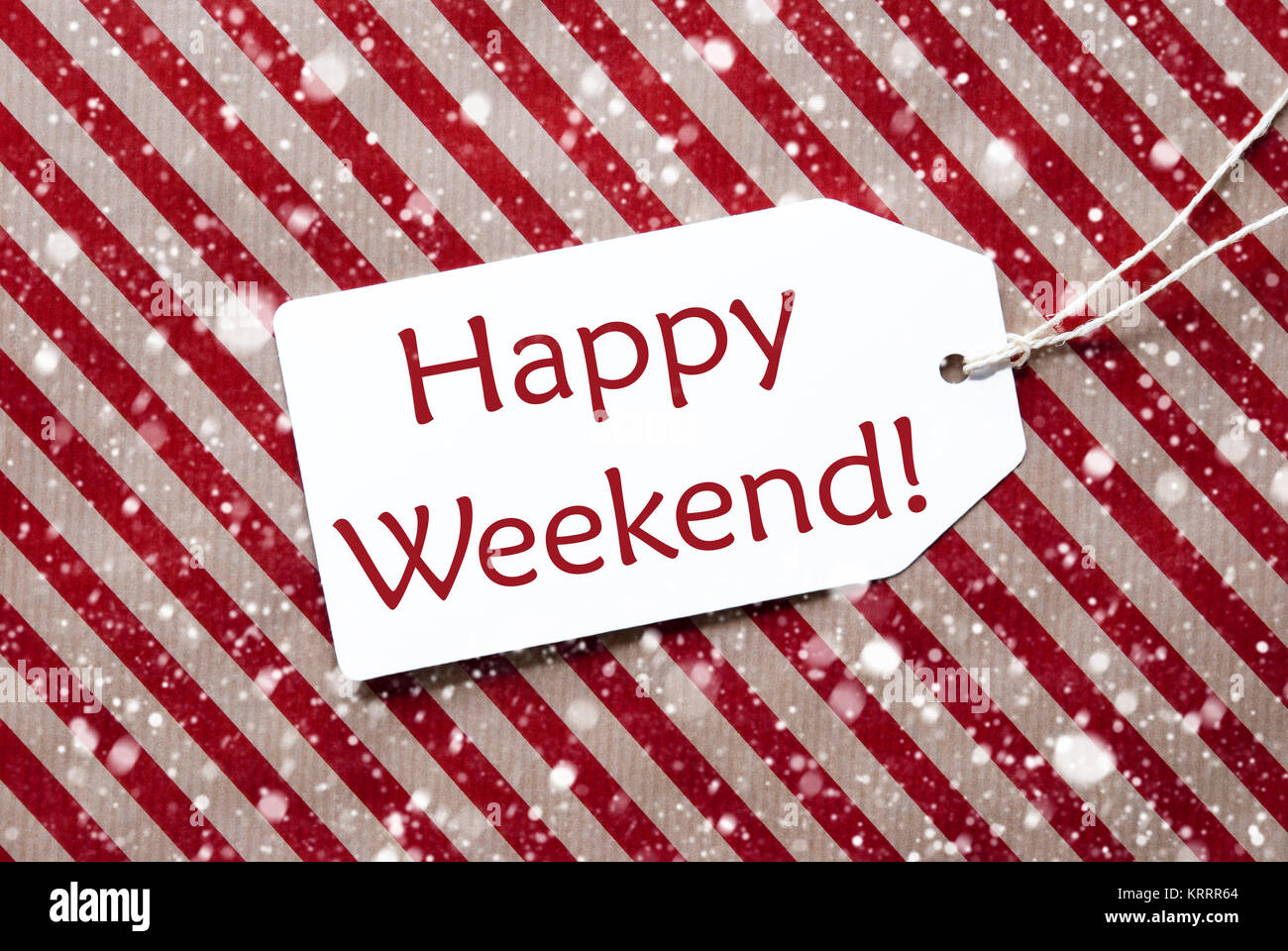 Un'etichetta di un rosso e marrone striato carta di avvolgimento. Textured sfondo con i fiocchi di neve. Tag con nastro. Testo inglese Happy Weekend Foto Stock