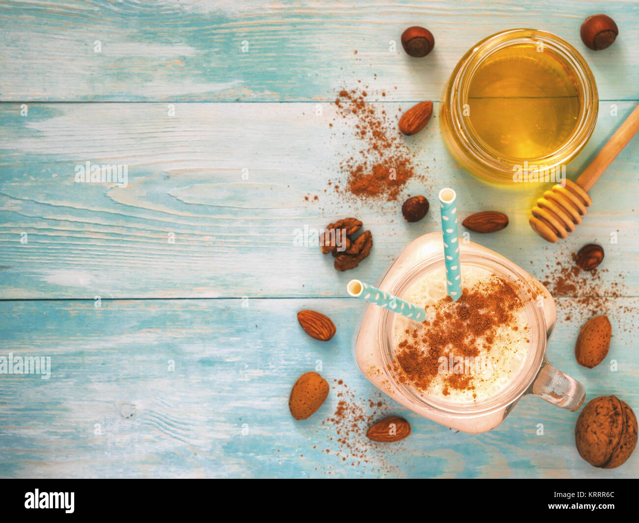 Frullato di Banana su sfondo turchese con copyspace Foto Stock