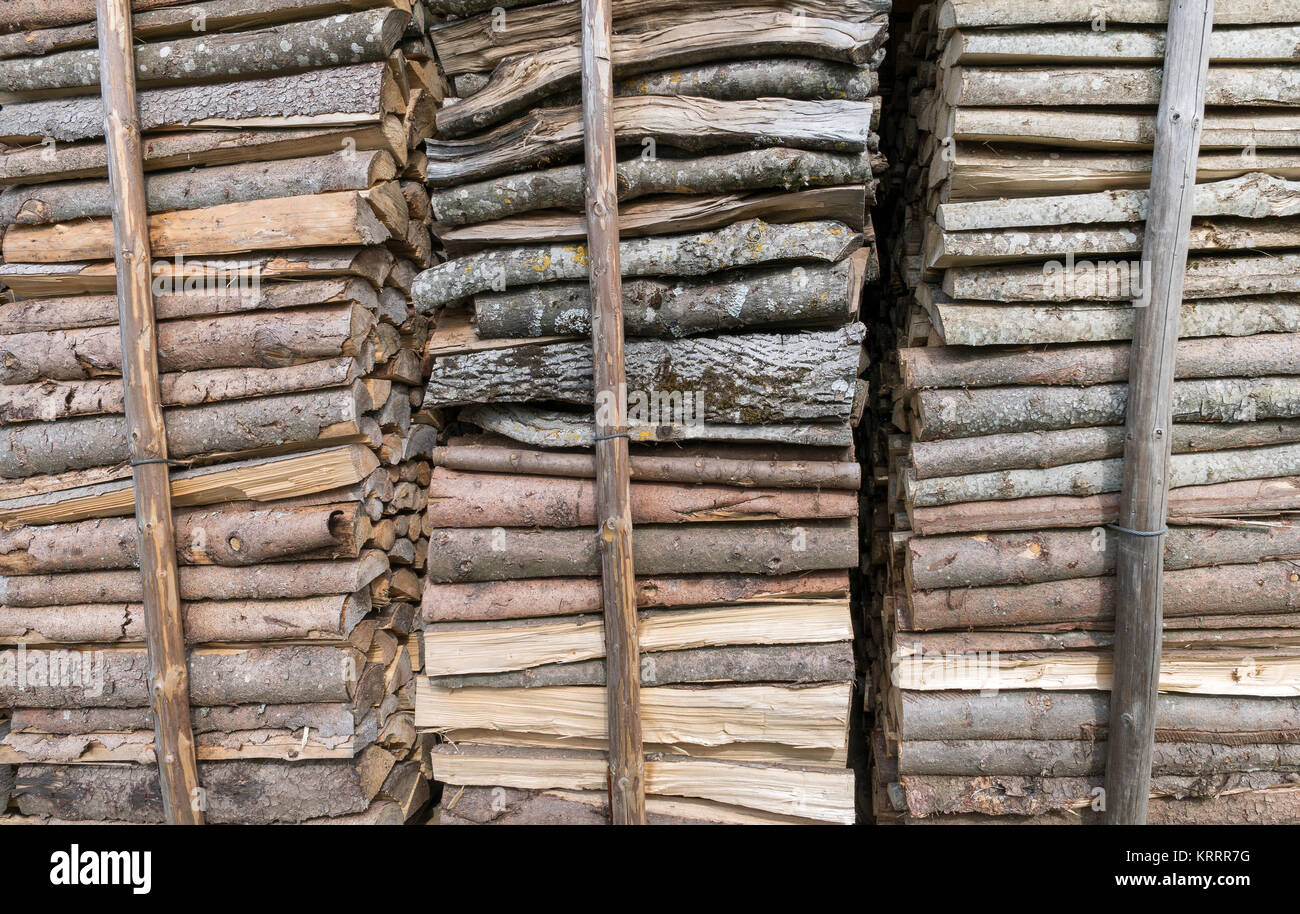 In corrispondenza delle barre di legno esposte in tre pile affiancate Foto Stock
