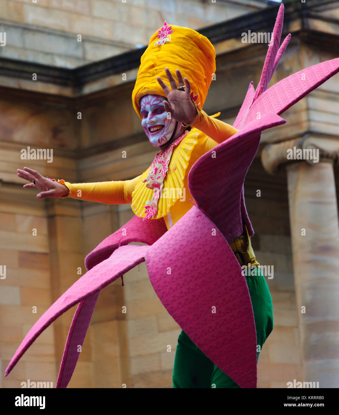 Stilt walker indossa un costume da fiore, eseguire nel carnevale del  Edinburgh Jazz e Blues Festival che si muove in basso lungo il Tumulo Foto  stock - Alamy