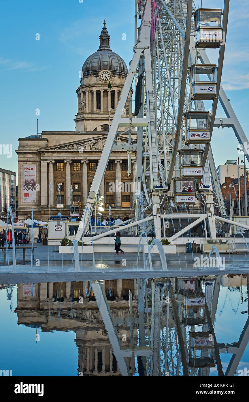 Centro citta' di Nottingham con il Consiglio House building e la grande ruota si riflette nel centro della città d'acqua Foto Stock