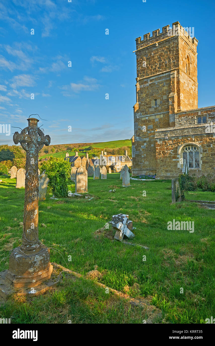 La chiesa parrocchiale di San Nicola, Abbotsbury, Dorset su una mattina di primavera sotto un cielo blu. Foto Stock