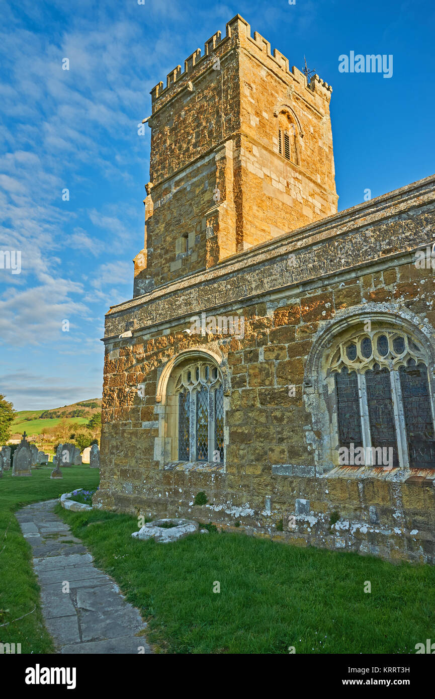 La chiesa parrocchiale di San Nicola, Abbotsbury, Dorset su una mattina di primavera sotto un cielo blu. Foto Stock