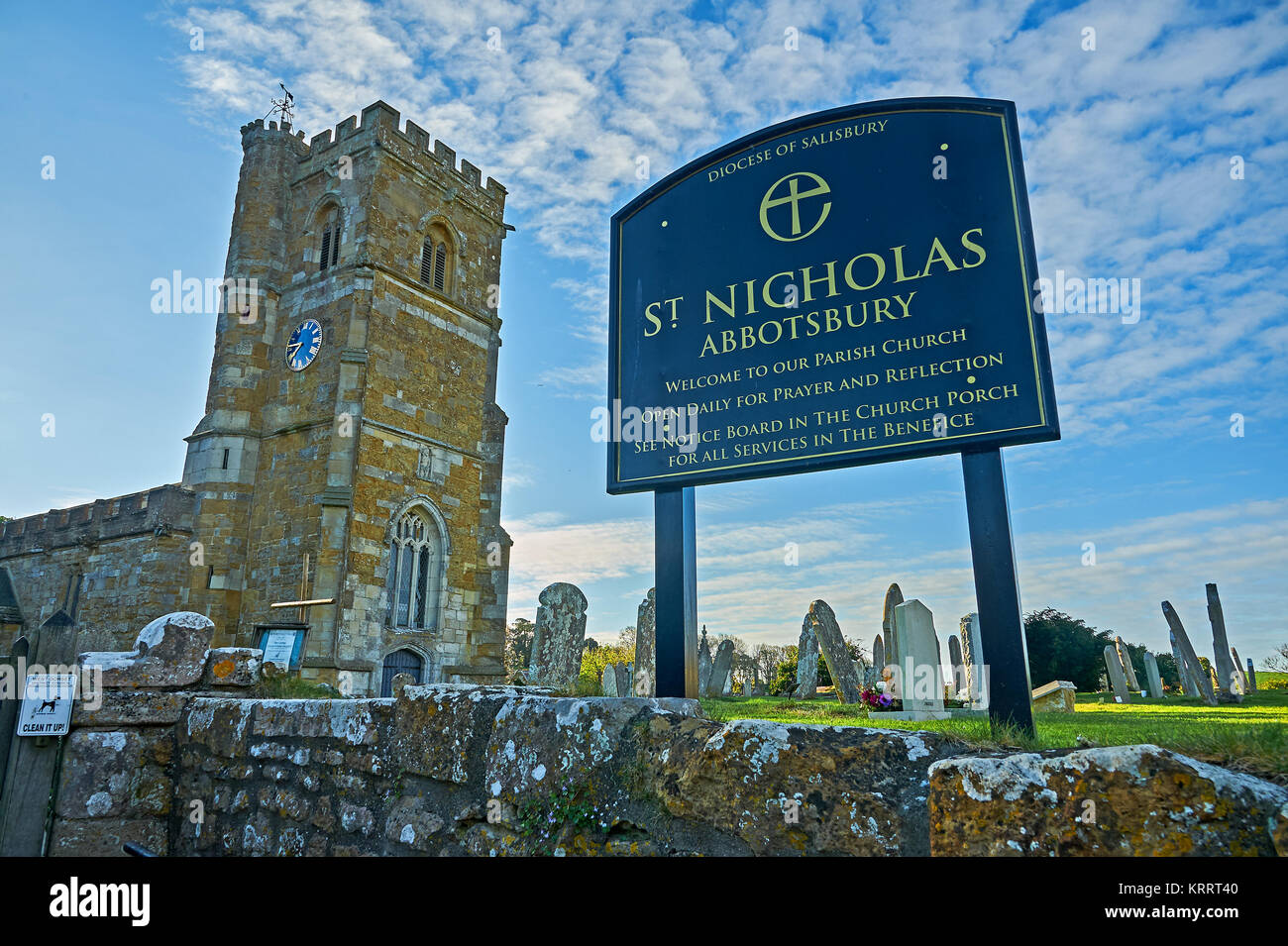 La chiesa parrocchiale di San Nicola, Abbotsbury, Dorset su una mattina di primavera sotto un cielo blu. Foto Stock