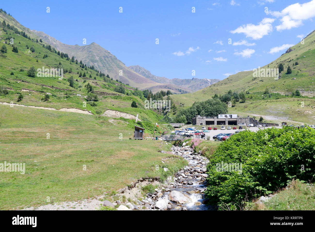 Piccolo ruscello che corre attraverso la valle al Col du Tourmalet, Parco Nazionale dei Pirenei, Francia Foto Stock