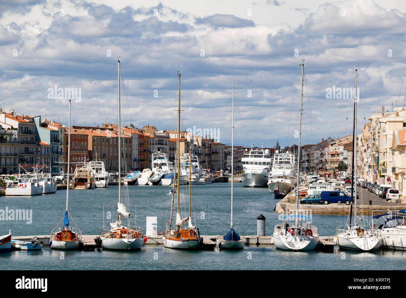 Una linea di yacht ormeggiati in Sete, Herault, Francia. Un importante Porto sulla costa mediterranea. Foto Stock