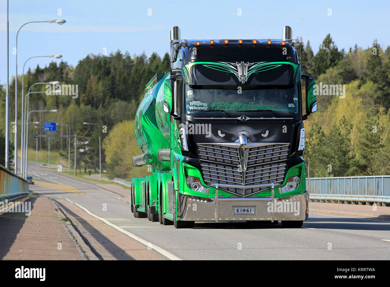PARAINEN, Finlandia - 17 Maggio 2015: la famosa a livello internazionale mostra carrello Mercedes-Benz Actros 2551 Autostrada eroe di proprietà di Kuljetus Auvinen Oy cale cemen Foto Stock