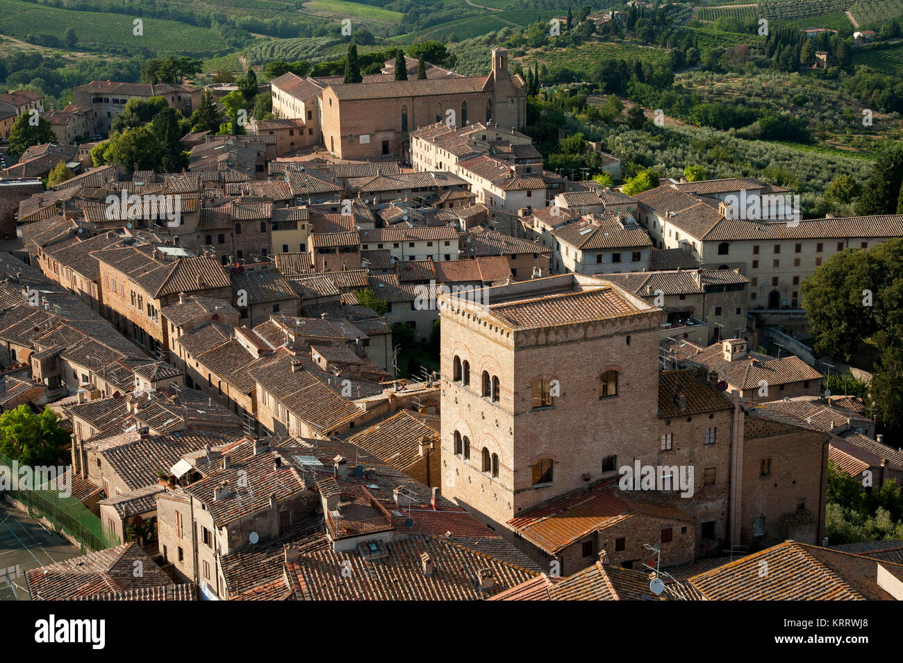 Casa-Torre medievale Pesciolini e il romanico e il gotico italiano Chiesa di Sant'Agostino (Chiesa di Sant'Agostino) nel centro storico di San Gimignano Foto Stock