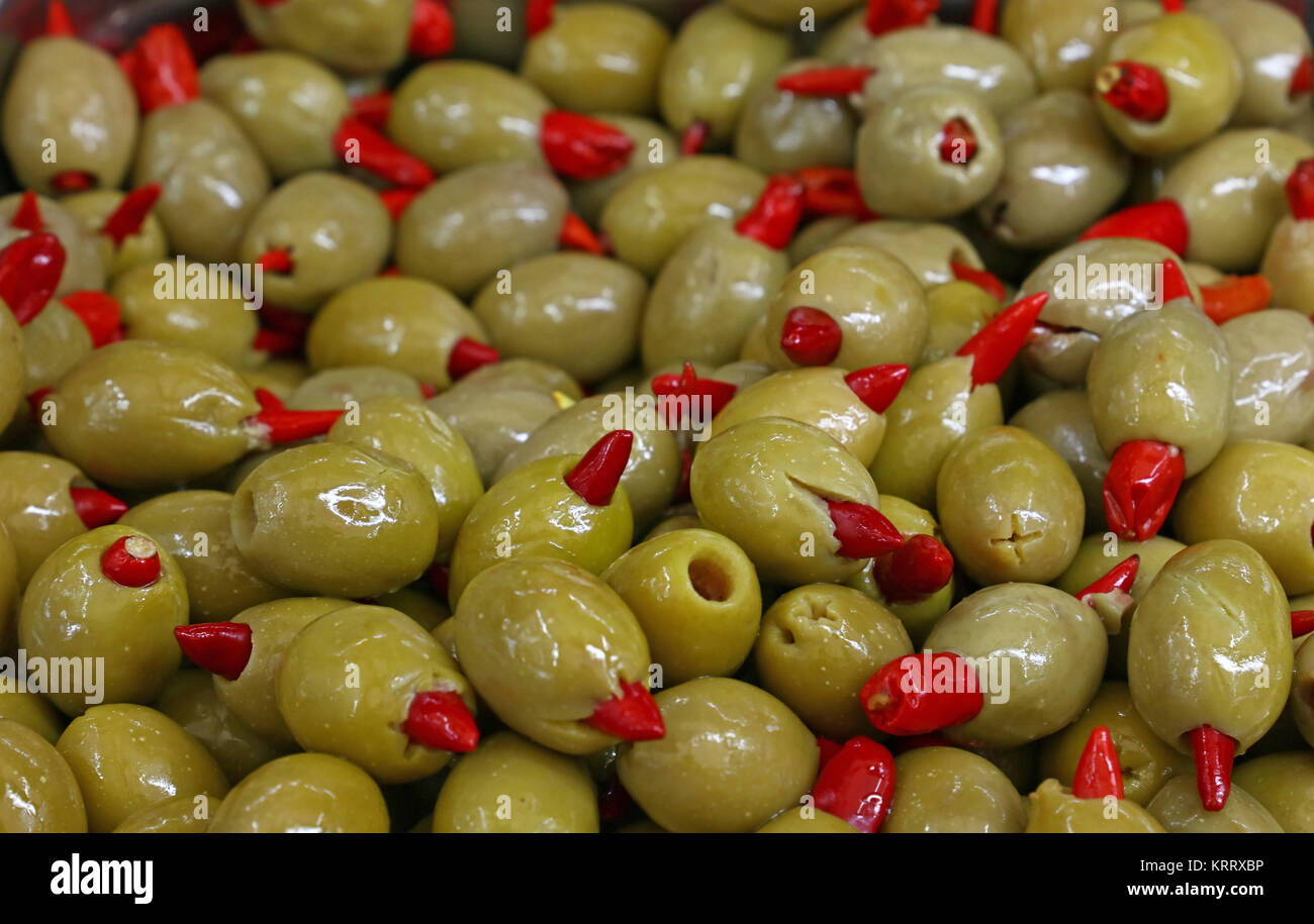 Olive verdi ripiene di peperoncino rosso Foto stock - Alamy