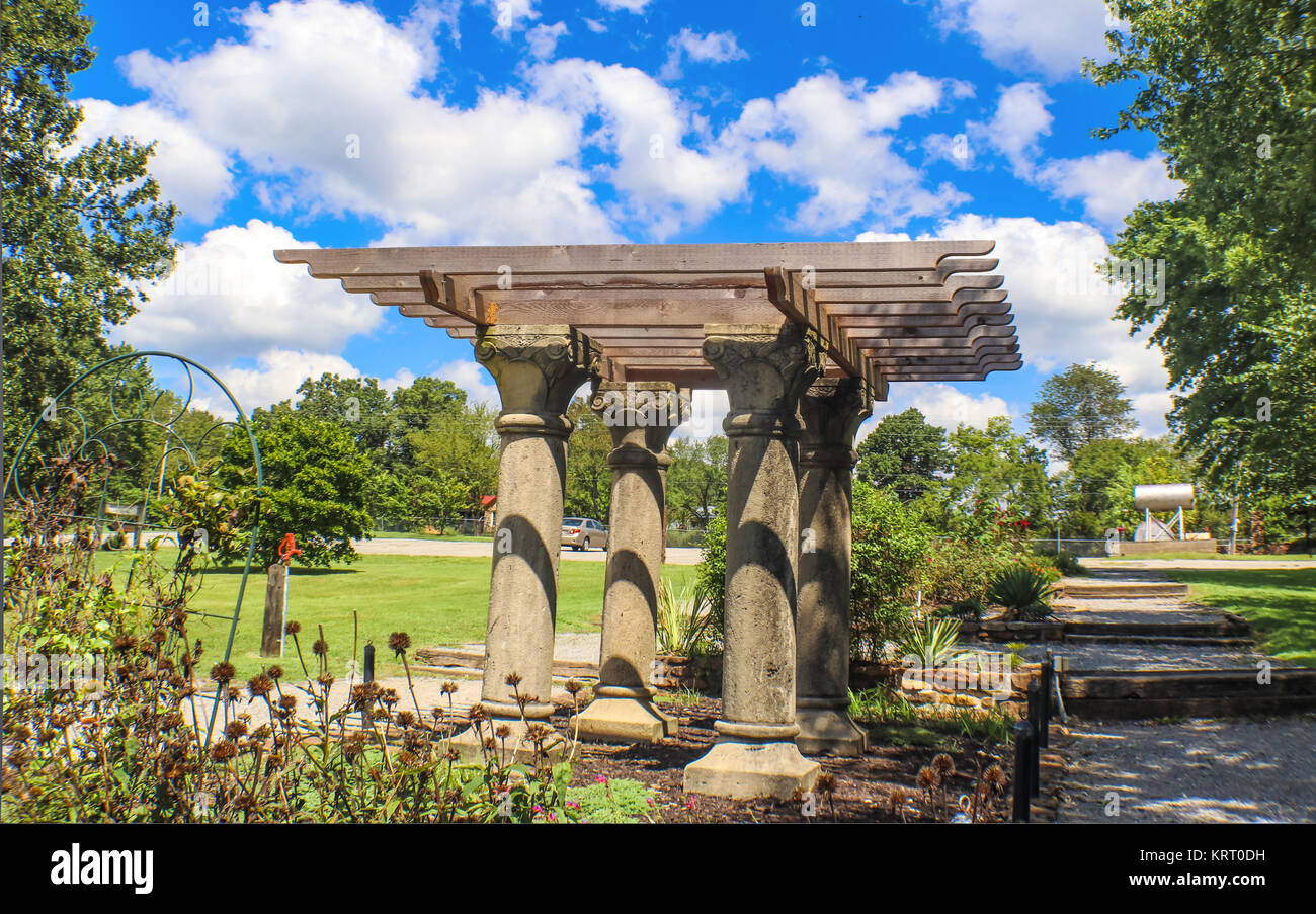 Follia o pavillion con ruvida di facsimile colonne classiche e travi di legno in un parco di autunno Foto Stock