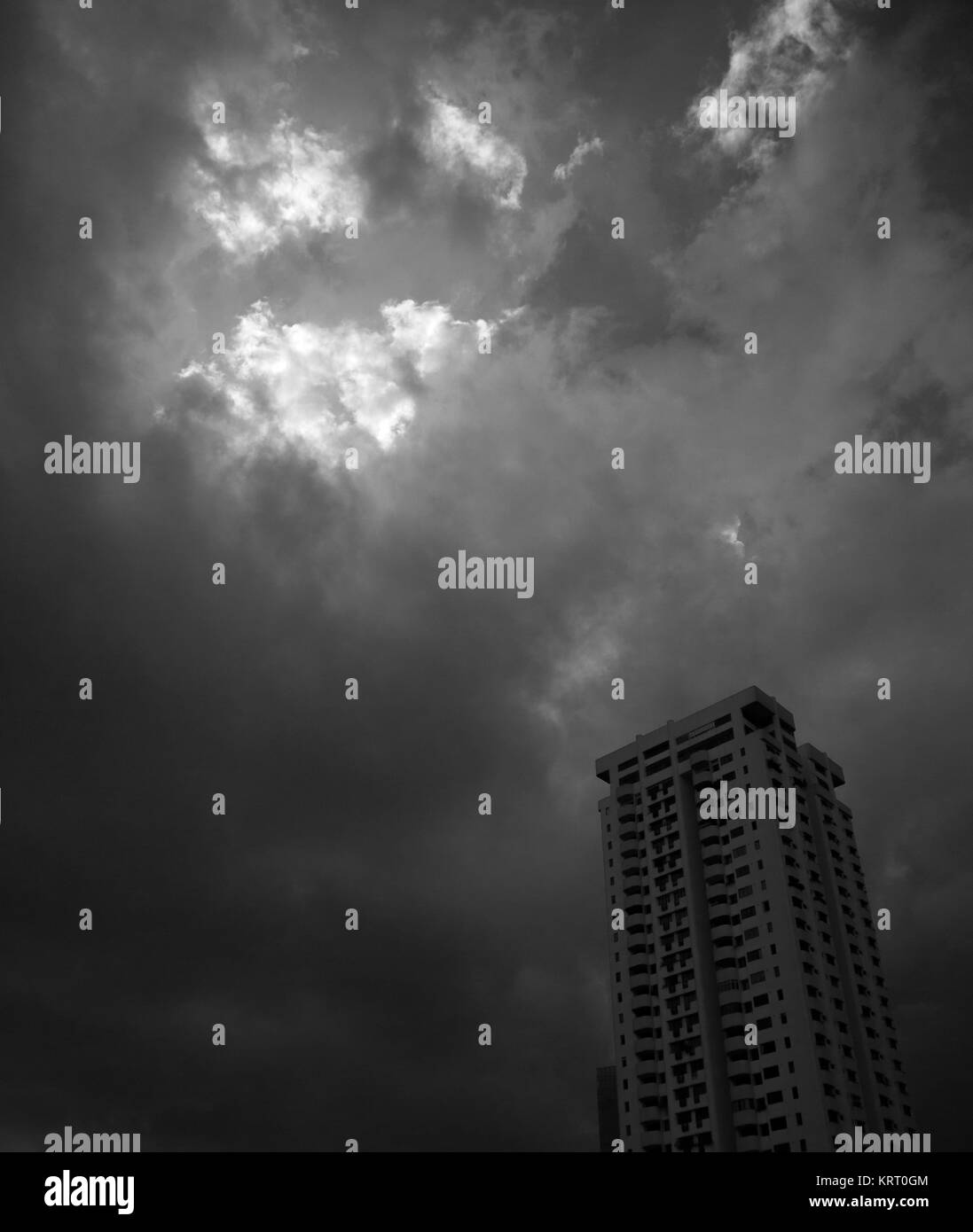 Un edificio con scuro cielo tempestoso Foto Stock