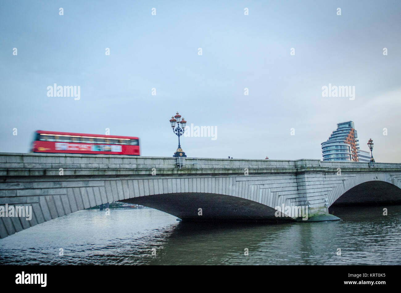 Putney Bridge nella zona sud-ovest di Londra che collega Putney e Fulham Foto Stock