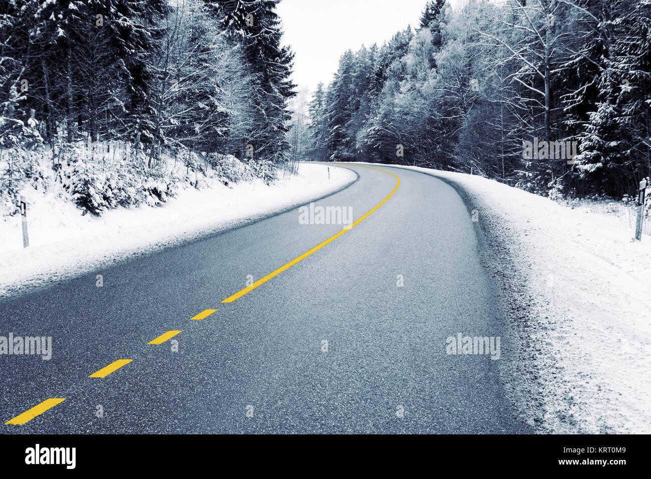 Paese vuota strada in inverno Foto Stock