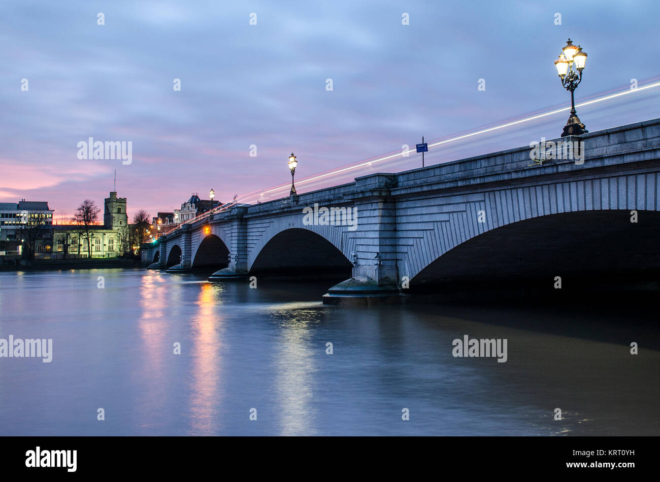 Putney Bridge nella zona sud-ovest di Londra che collega Putney e Fulham Foto Stock