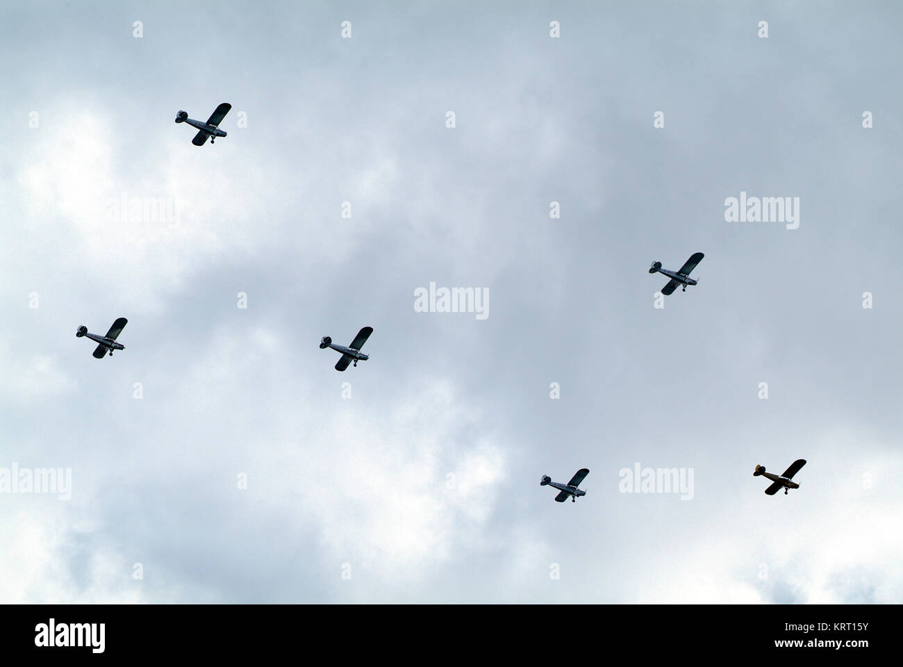 Il volo di formazione con 6 aerei sopra il porto di Amburgo e a. Motorflug-Formation mit 6 Maschinen über dem Hamburger Hafen, non Photoshop. Foto Stock