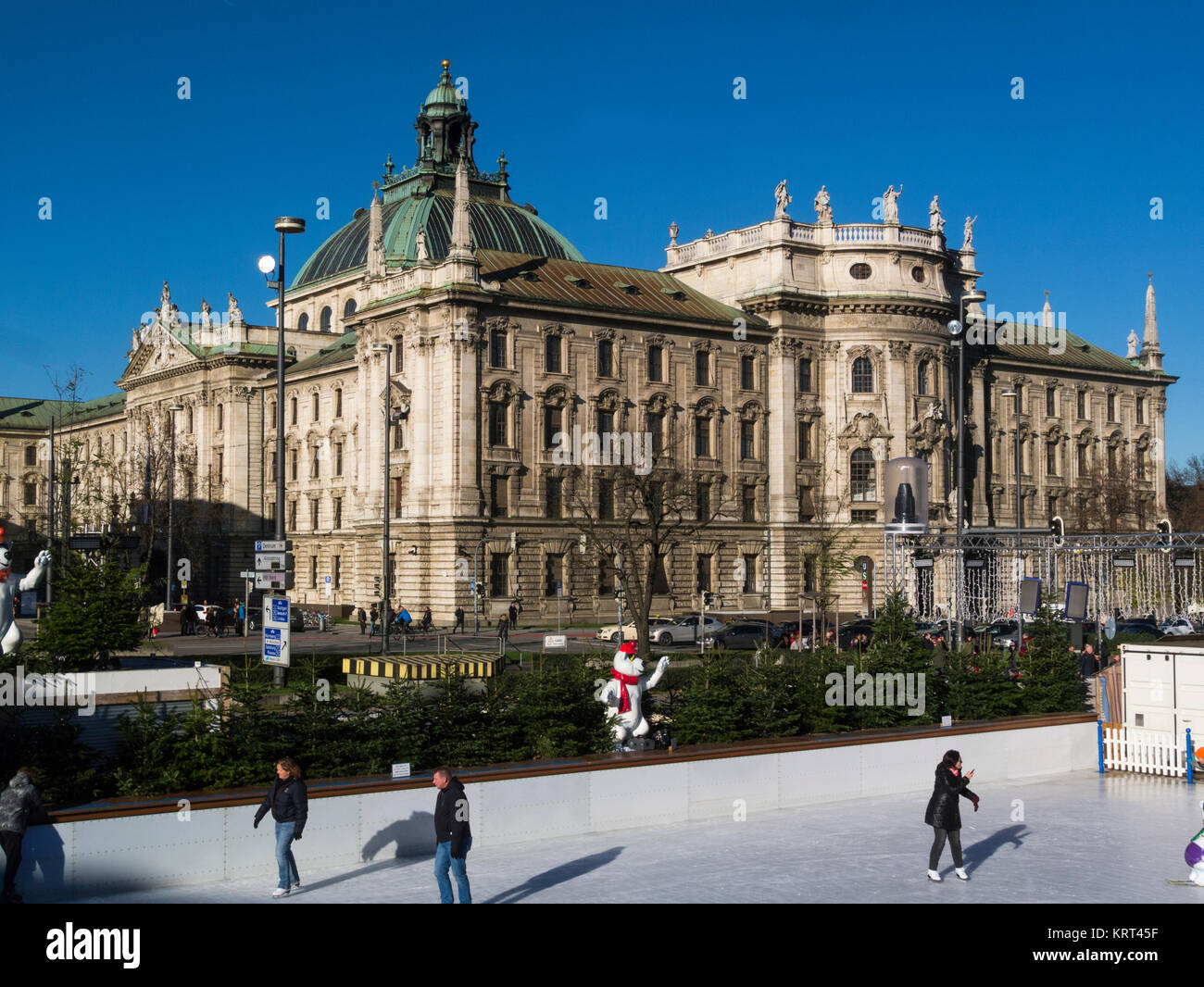 I pattinatori Münchener EisZauber Monaco di Baviera la magia di ghiaccio Ice Rink Stachus Karlsplatz Monaco di Baviera Baviera Germania UE di fronte Justizpalast MONACO Palazzo di Giustizia Foto Stock