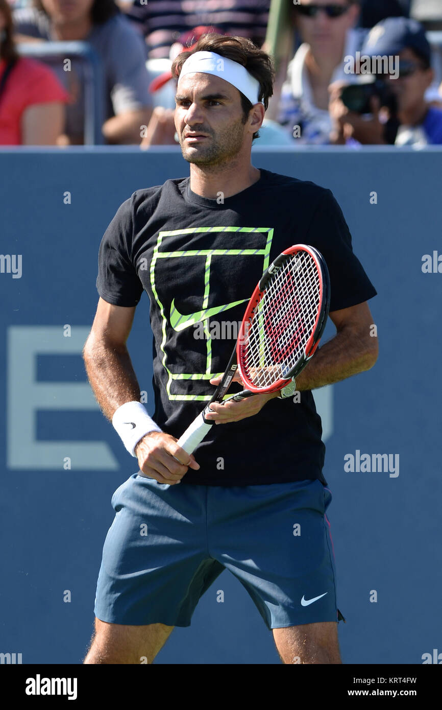 FLUSHING MEADOWS, NY - 28 agosto: Roger Federer pratiche sul Centre Court come durante il 2015 US Open a USTA Billie Jean King National Tennis Center il 28 agosto 2015 a Flushing Meadows, New York Persone: Roger Federer Foto Stock