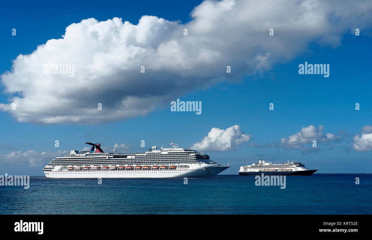 Navi da crociera Carnival Splendor e Holland America Line Rotterdam a Grand Cayman iskand. Foto Stock