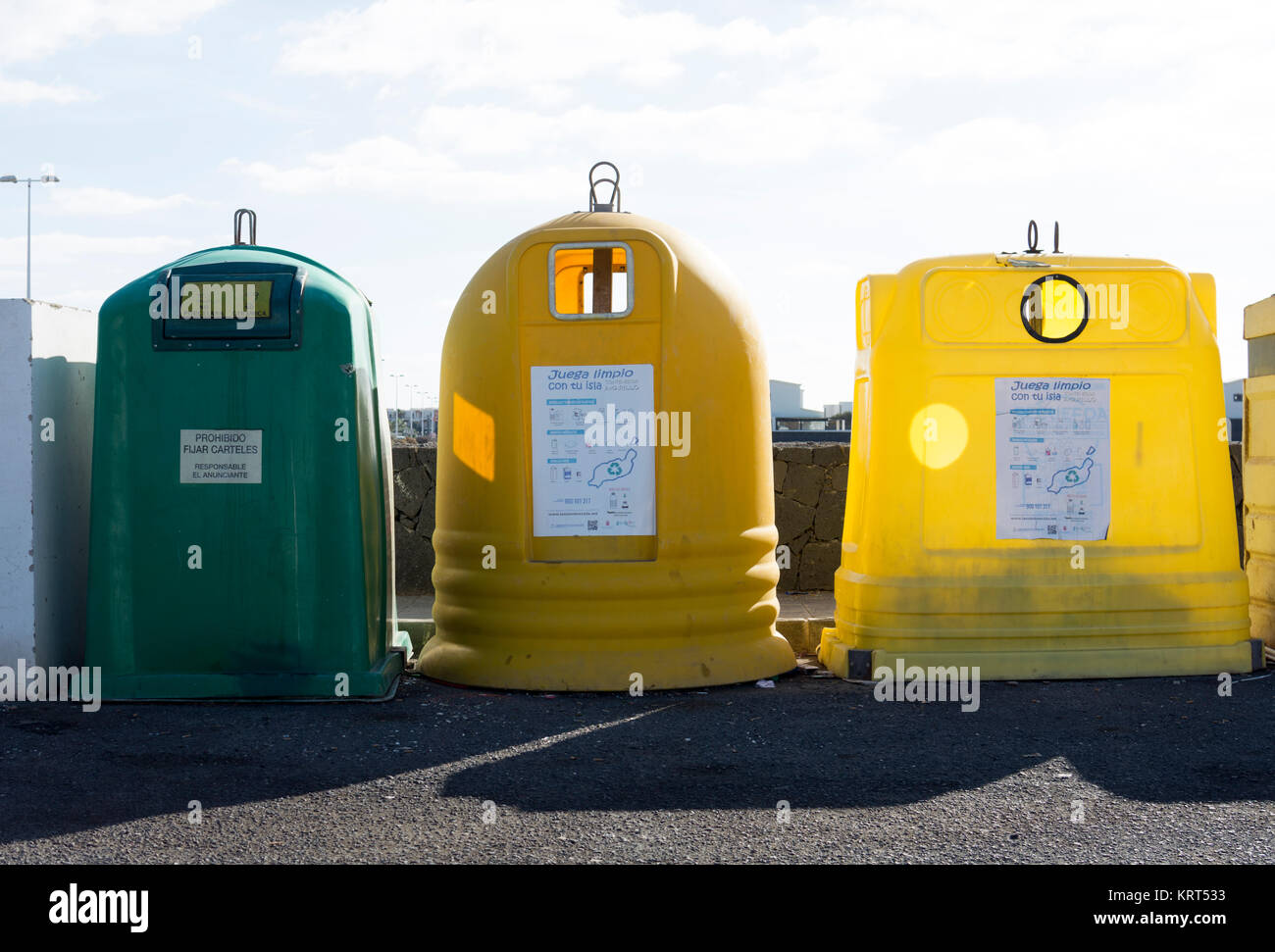 Uso pubblico cassonetti per il riciclaggio, Lanzarote, Isole Canarie, Spagna Foto Stock