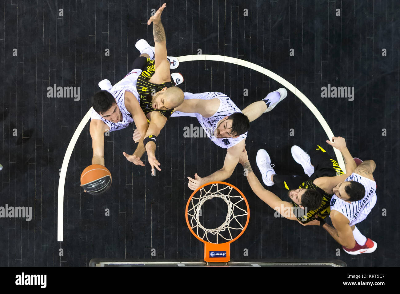Salonicco, Grecia, 11 Novembre 2017: alcuni giocatori in azione durante il cestello greco League Paok vs Aris a PAOK sports arena. Foto Stock