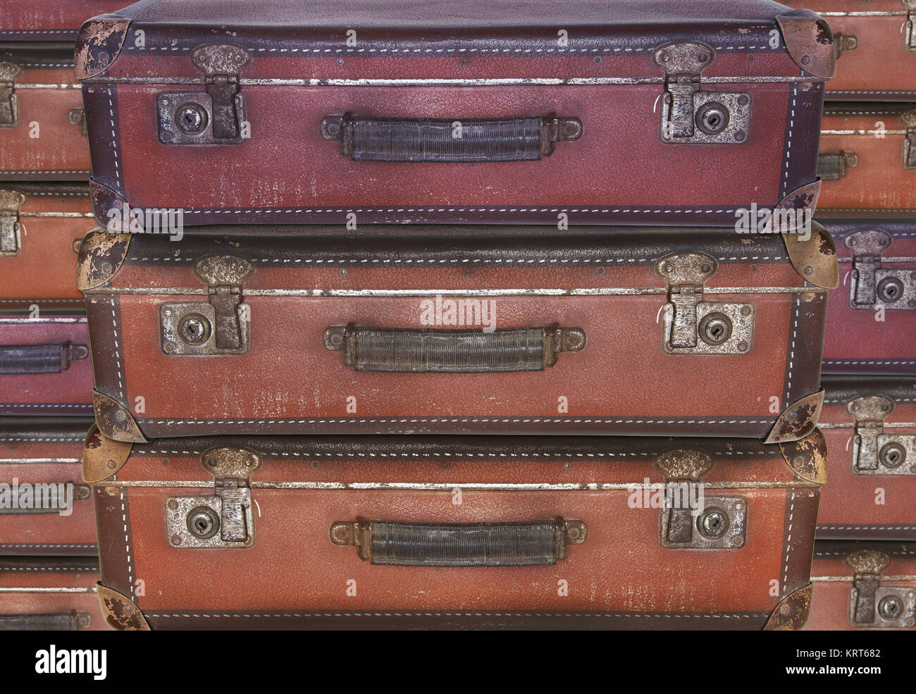 Vecchio usurato valigie di viaggio - travel, evacuazione, migrazione emigrazione Foto Stock