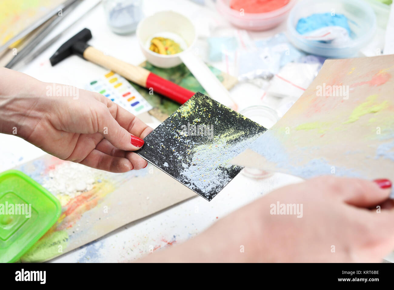 Workshop artistico,pigmenti di colore verniciatura Foto Stock