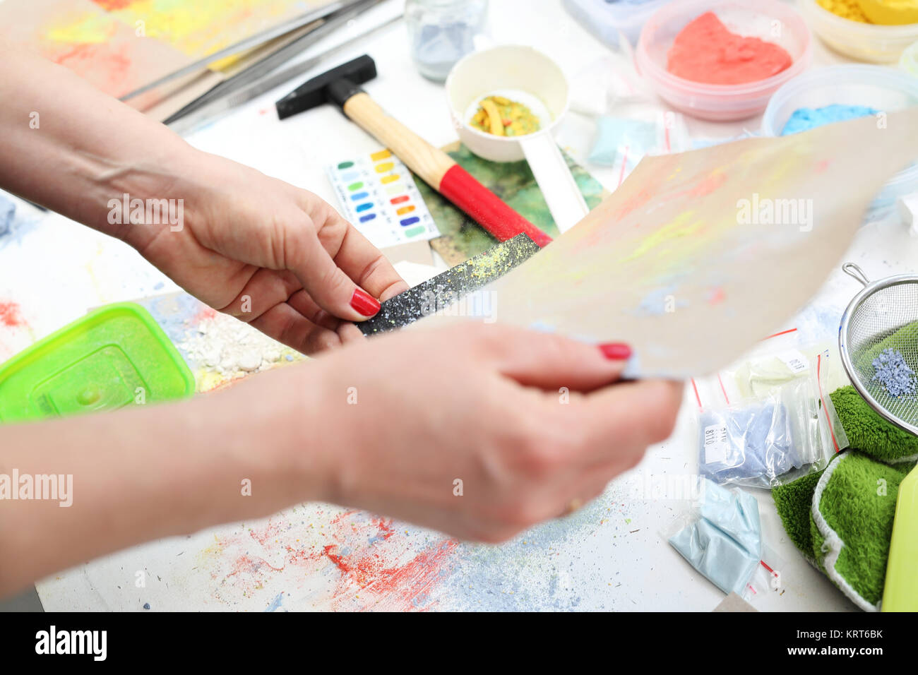 Workshop artistico,pigmenti di colore verniciatura Foto Stock