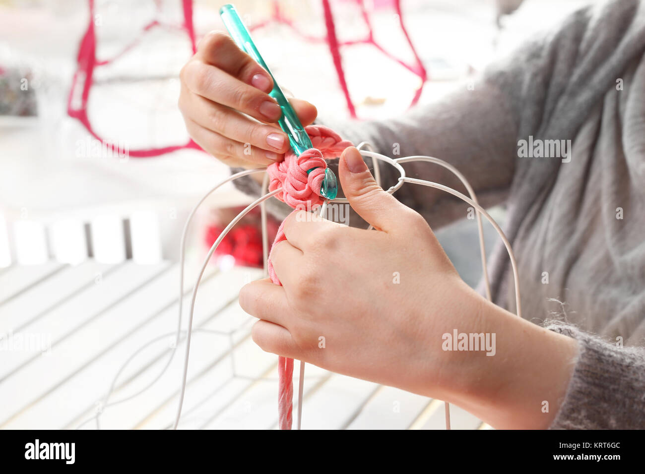 Artigianato. La donna maglieria crochet. Foto Stock