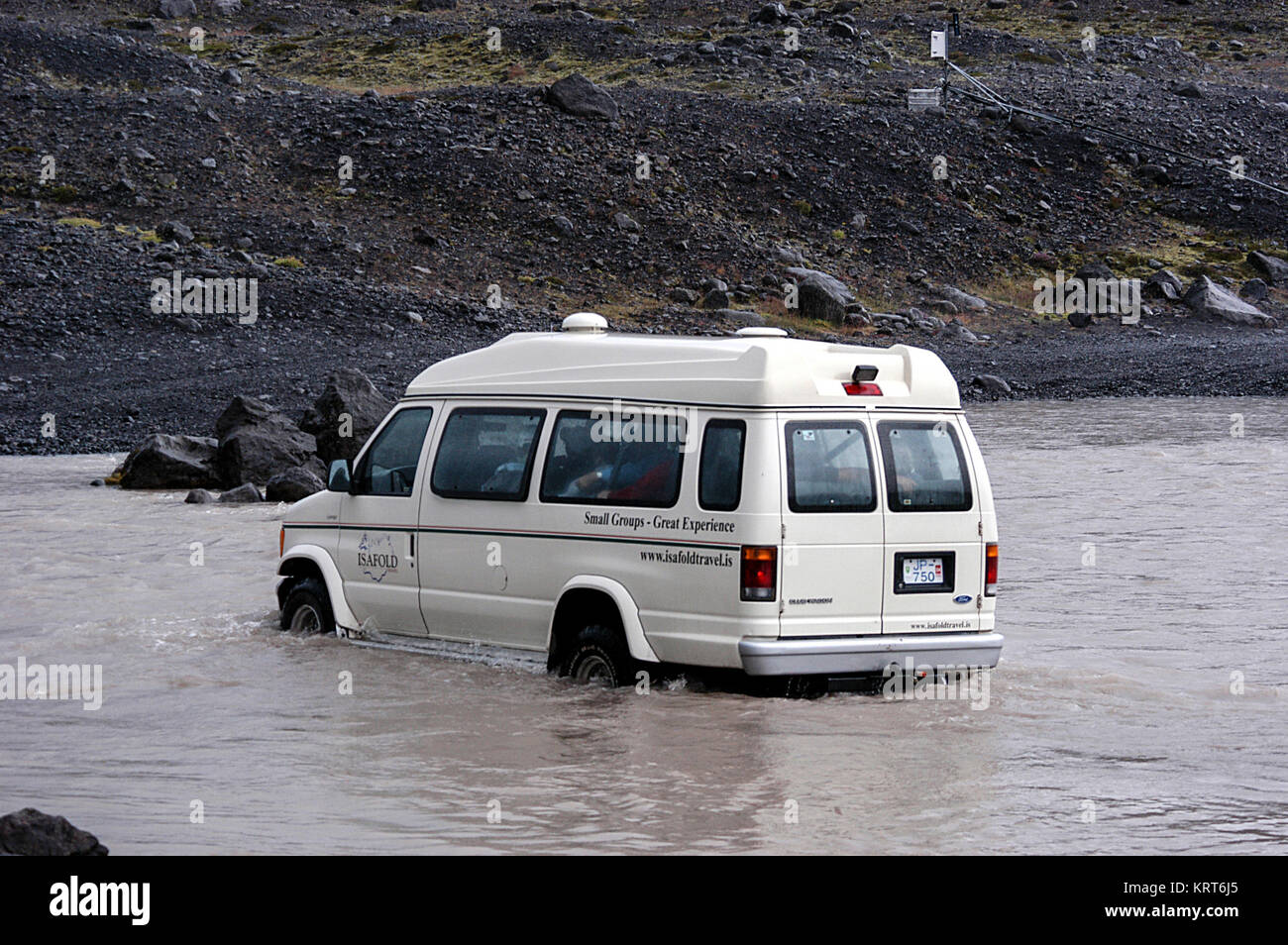 Un turista che trasportano 4x4 attraversa un fiume rigonfiato nel sud-ovest dell'Islanda Foto Stock