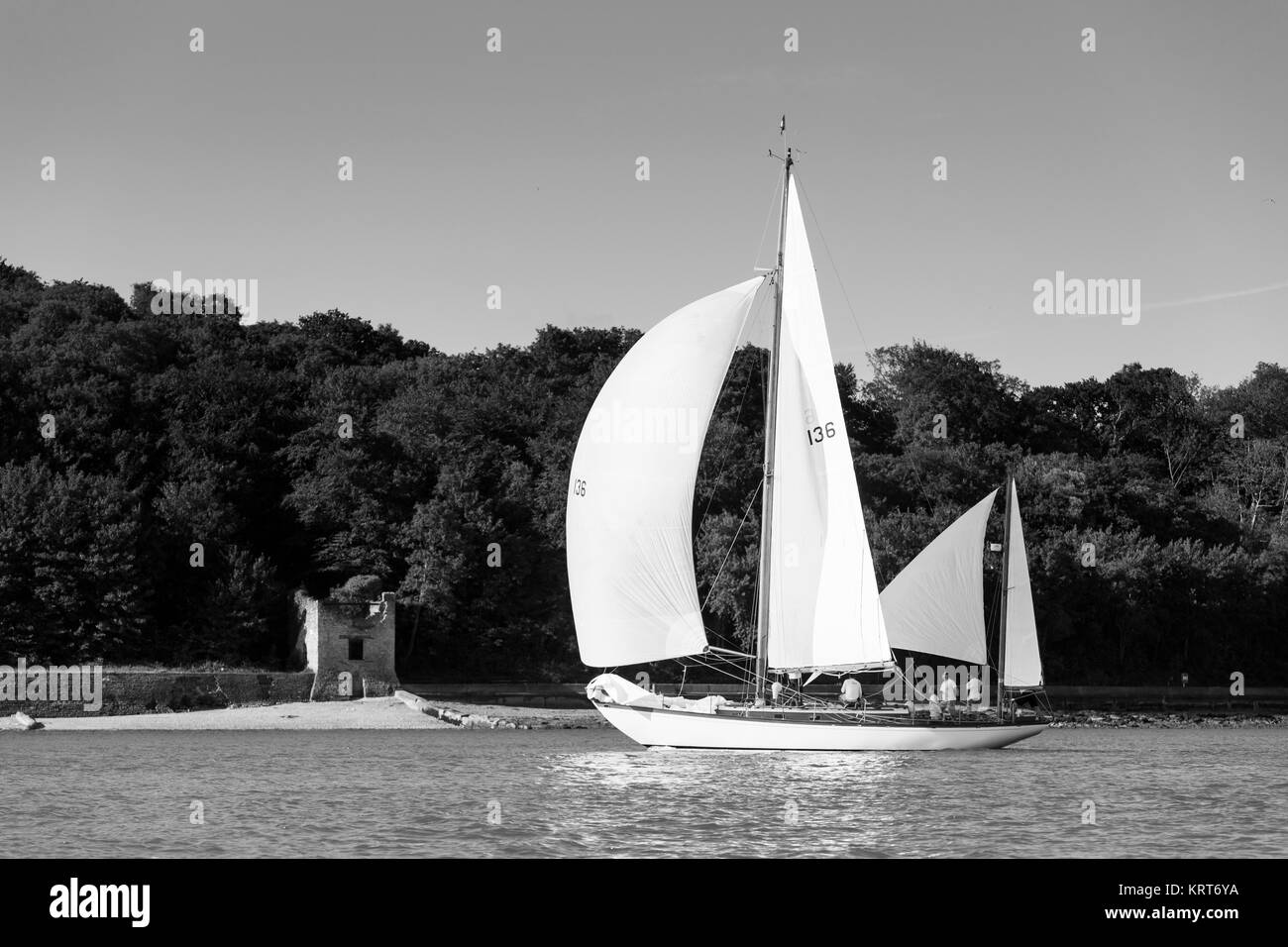 Barney Sanderman scialuppa di ridere Gull competere a Cowes durante la Panerai British Classic Sailing Week regata. Picture Data: lunedì 10 luglio, 2017. Foto Stock