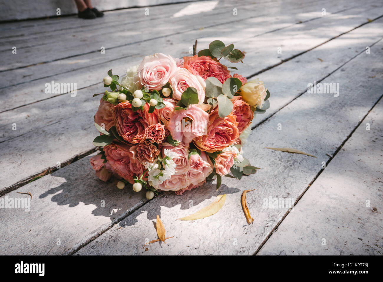 Bouquet di nozze su pavimento di legno Foto Stock