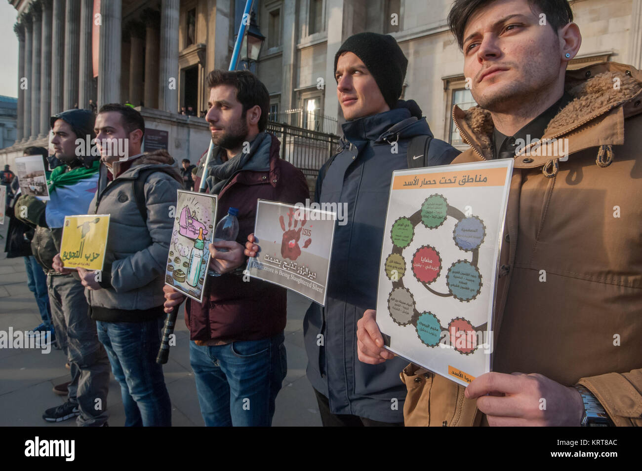 I manifestanti in attesa dei manifesti in 'Cibo non bombe' per la Siria protesta in Trafalgar Square. Foto Stock