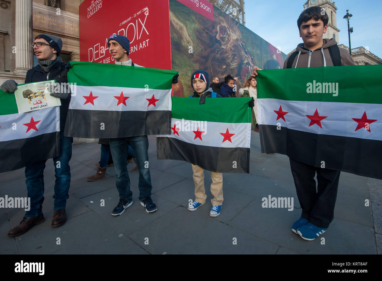 Persone tenere libere le bandiere siriane a 'Cibo non bombe' per la Siria evento in Trafalgar Square. Foto Stock
