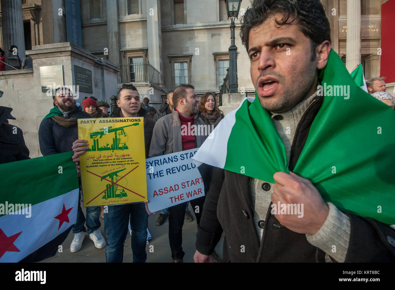 Un uomo speaksat il "Cibo non bombe' per la Siria protesta in Trafalgar Square. Foto Stock